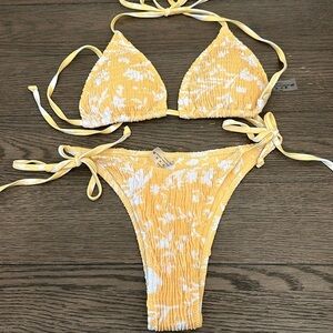 🖤NWOT Yellow floral and white print ties size medium